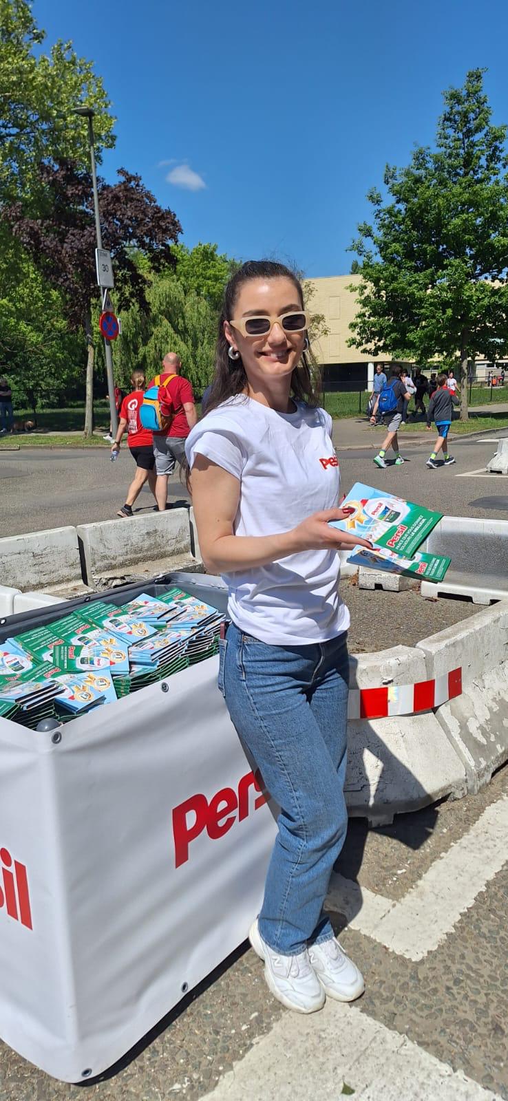 Promocrew deelt stalen uit tijdens een event op locatie