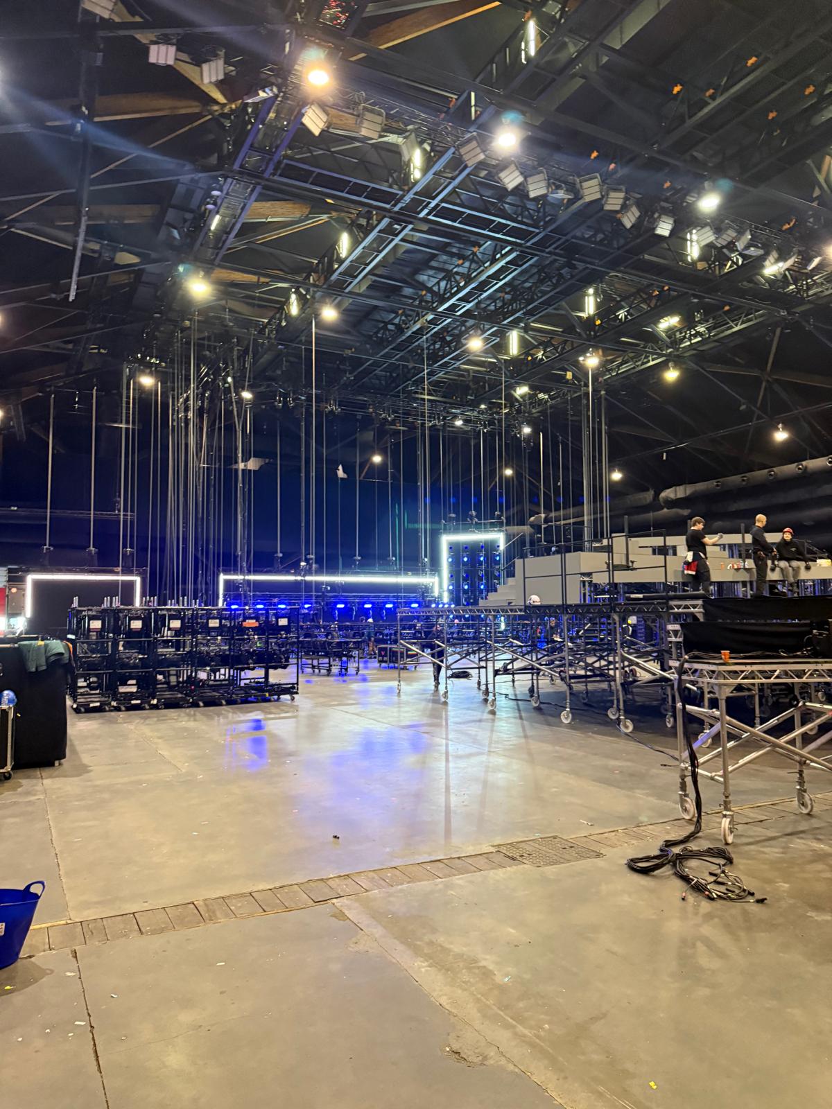 Crew tijdens rigging en opbouw in een evenementenhal