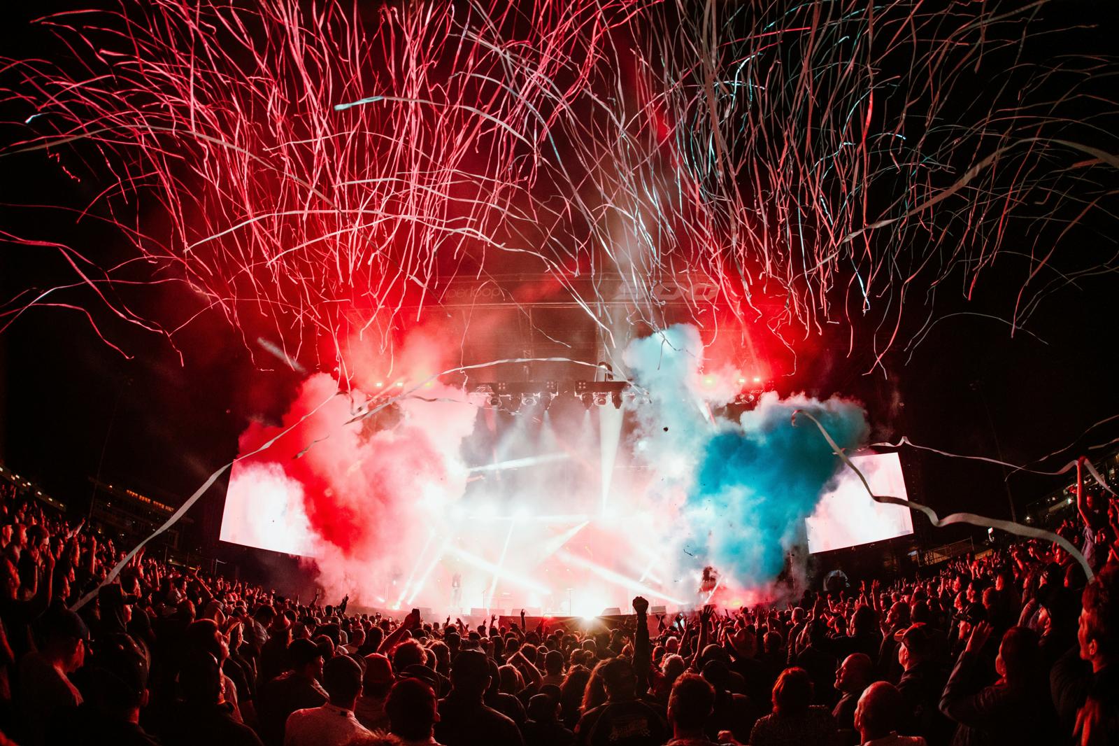 Festivalpodium met confetti en pyro tijdens de show